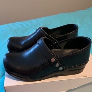 All black Sanita’s